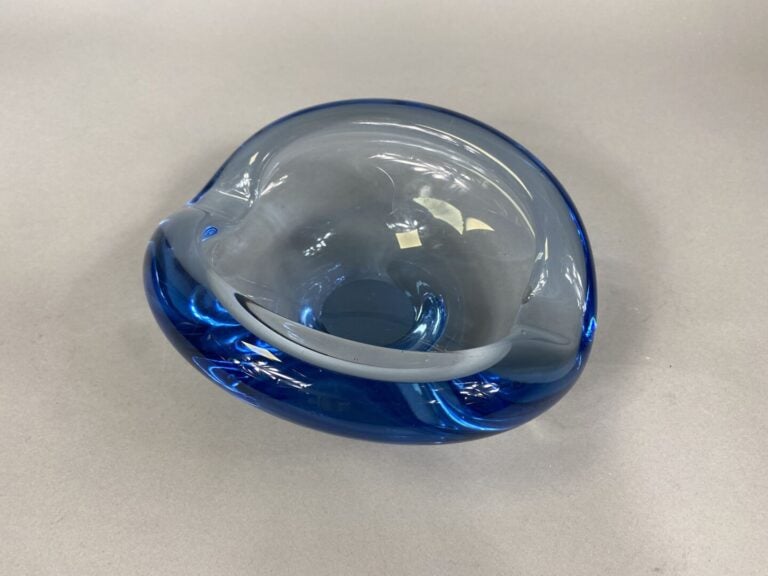 Per LUKTEN (1916-1998) pour HOLMEGAARD - Coupe cendrier ovale en verre bleu - S…