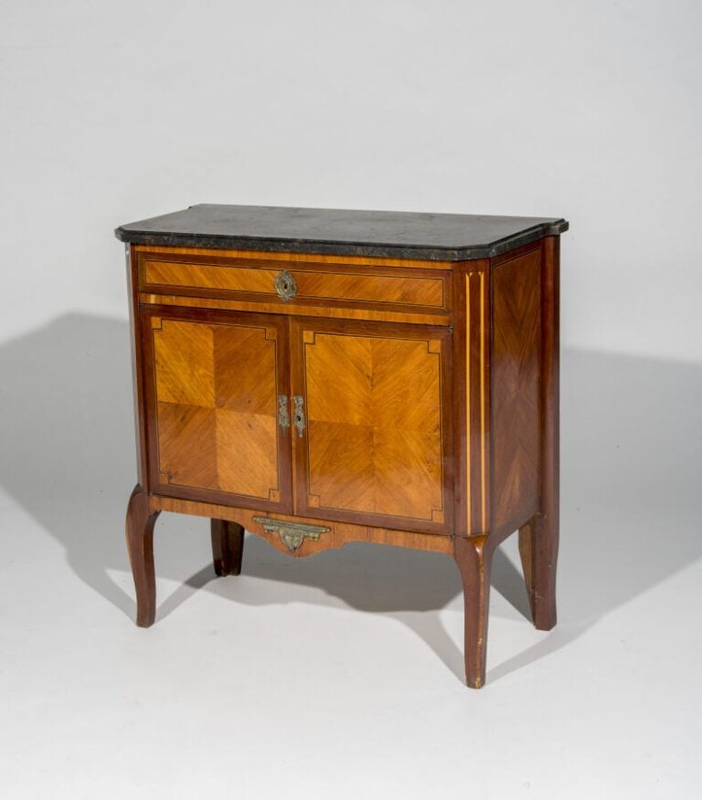 Petit buffet en placage de marqueterie ouvrant par deux portes pleines, dessus…