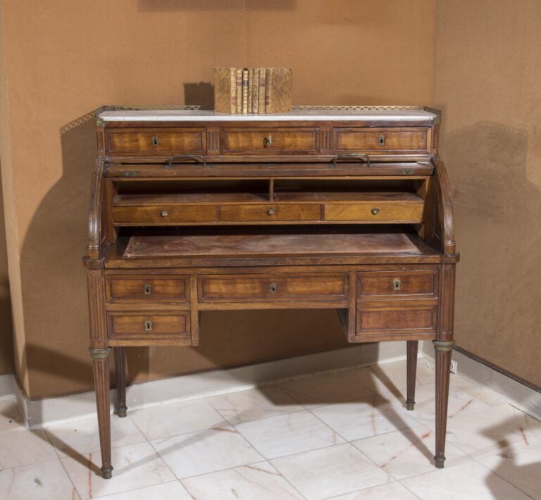 Petit bureau cylindre en acajou montants et pieds cannelés. Dessus de marbre bl…