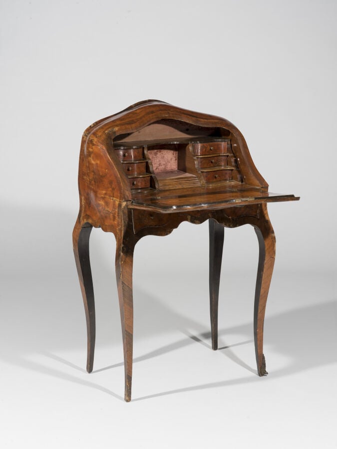Petit bureau de dame de forme mouvementée ouvrant par un abattant à décor gravé…