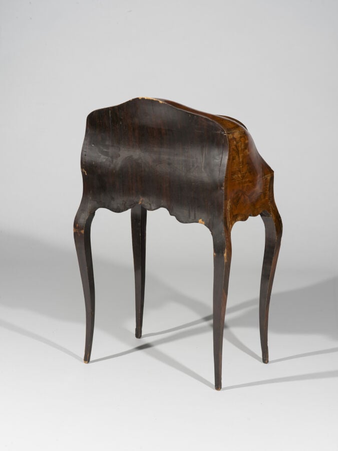 Petit bureau de dame de forme mouvementée ouvrant par un abattant à décor gravé…