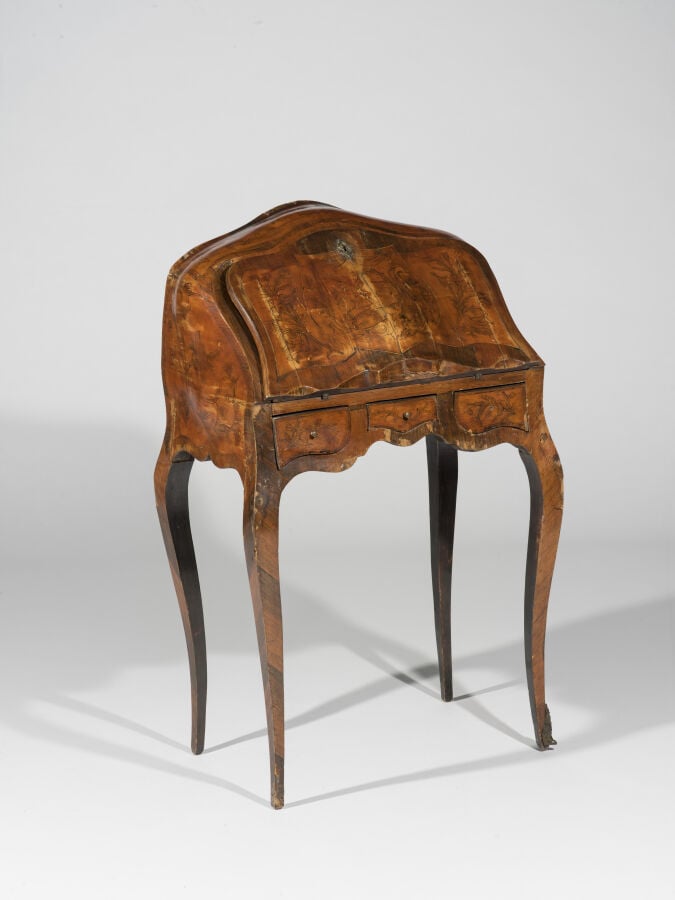 Petit bureau de dame de forme mouvementée ouvrant par un abattant à décor gravé…