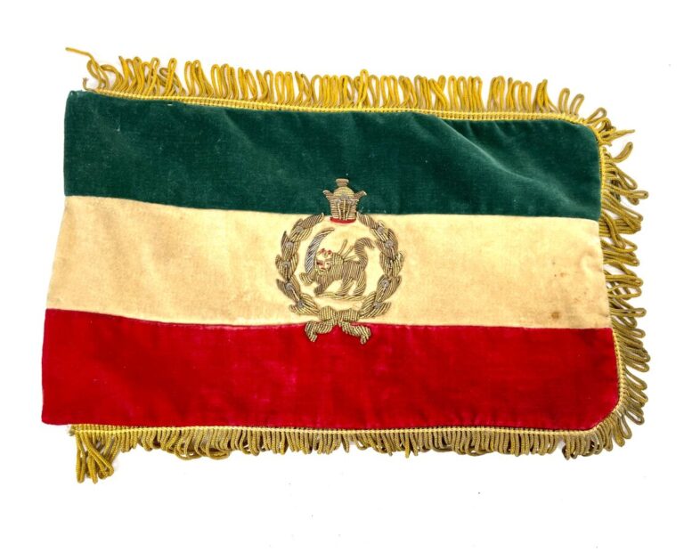 Petit drapeau iranien brodé envelours avec des franges. - 15.5 x 26 cm