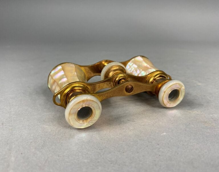 Petit lot d'objets de vitrine comprenant : - -un calice miniature en argent (92…