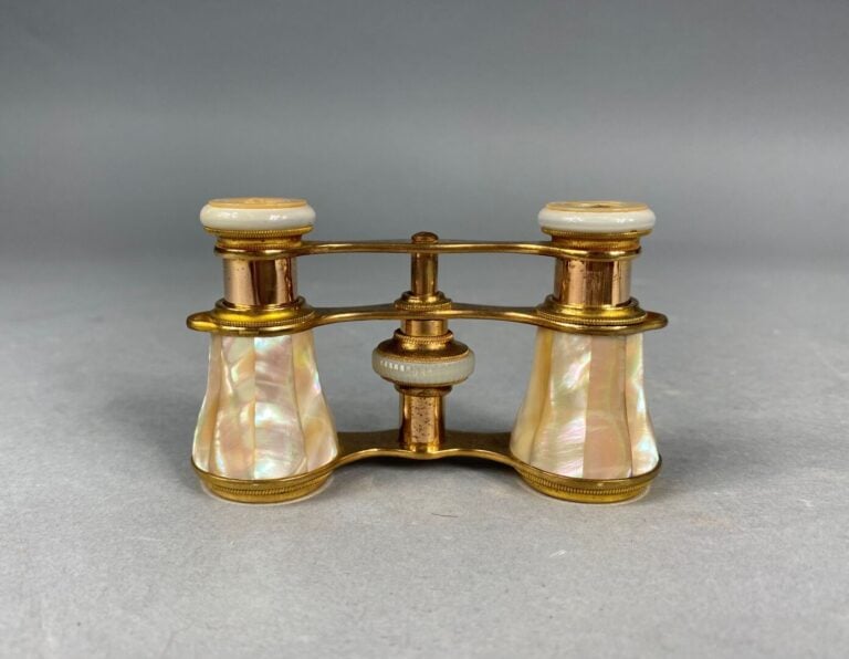 Petit lot d'objets de vitrine comprenant : - -un calice miniature en argent (92…