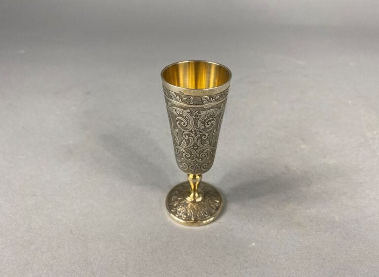 Petit lot d'objets de vitrine comprenant : - -un calice miniature en argent (92…