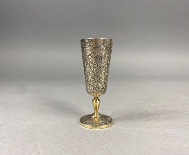 Petit lot d'objets de vitrine comprenant : - -un calice miniature en argent (92…