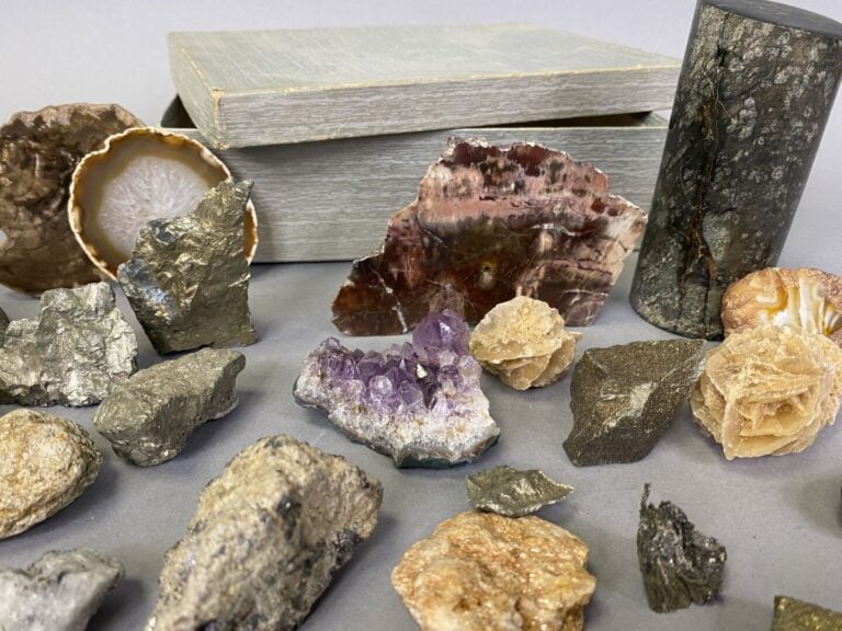 Petit lot de minéraux divers dont améthyste, agate, jaspe, pyrite, bois pétrifi…
