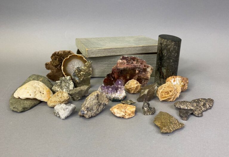 Petit lot de minéraux divers dont améthyste, agate, jaspe, pyrite, bois pétrifi…