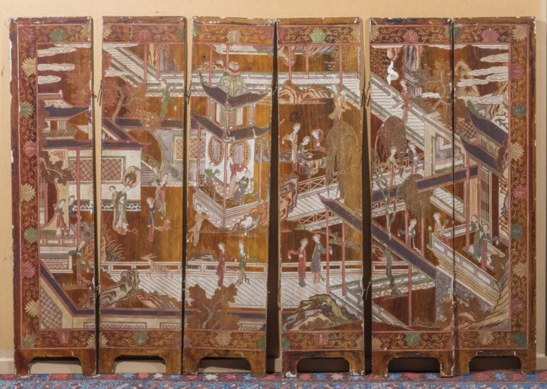 Petit paravent à six feuilles à décor d'une scène de palais et personnages. Dou…