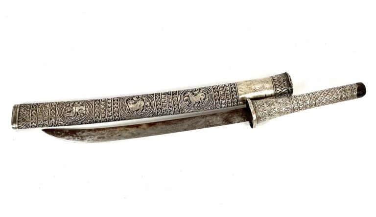 Petit sabre en argent bas titre à riche décor animalier dans des réserves.. Ind…