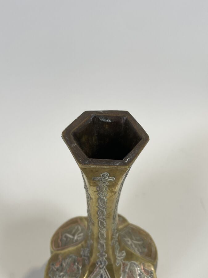 Petit vase en laiton à incrustations de cuivre et argent ; le corps polylobé à…