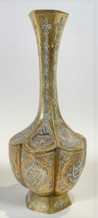 Petit vase en laiton à incrustations de cuivre et argent ; le corps polylobé à…