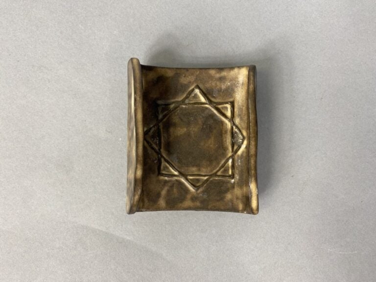 Petit vide-poches en céramique émaillée dans les tons marron à décor en relief…