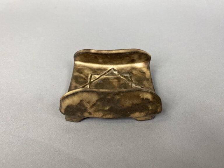 Petit vide-poches en céramique émaillée dans les tons marron à décor en relief…