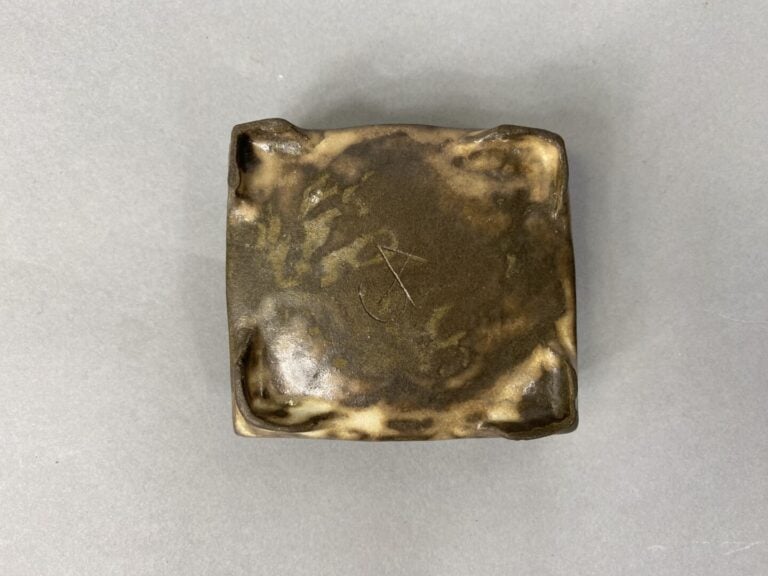 Petit vide-poches en céramique émaillée dans les tons marron à décor en relief…