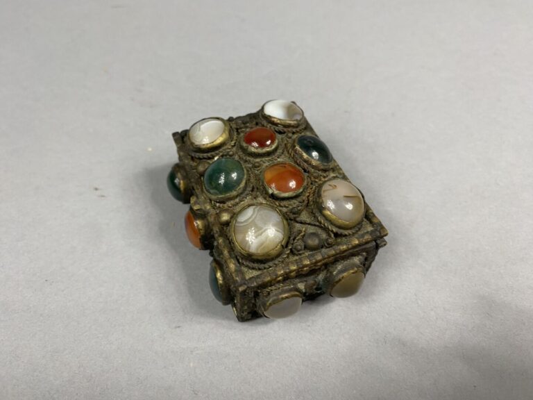 Petite boîte en métal ornée de cabochons de cornaline, agate et autres pierres…