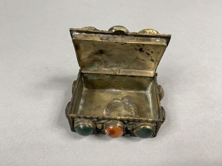 Petite boîte en métal ornée de cabochons de cornaline, agate et autres pierres…