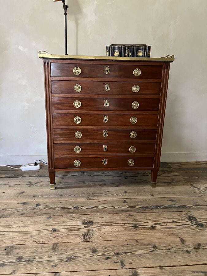Petite commode en acajou et placage d'acajou à sept tiroirs reposant sur quatre…