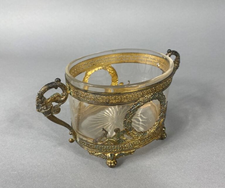 Petite corbeille en verre taillé et monture en alliage doré à décor de frises,…