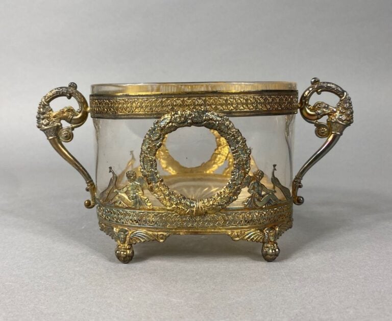 Petite corbeille en verre taillé et monture en alliage doré à décor de frises,…