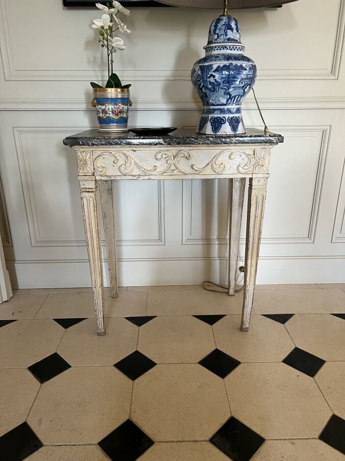 Petite Table Console en bois laqué blanc à décor sculpté de feuillages et entre…