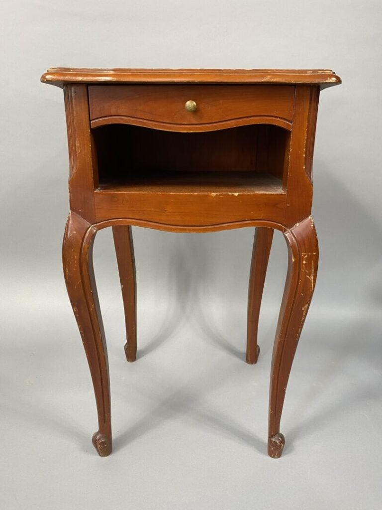 Petite table de salon en bois de placage ouvrant à un tiroir en ceinture, le pl…