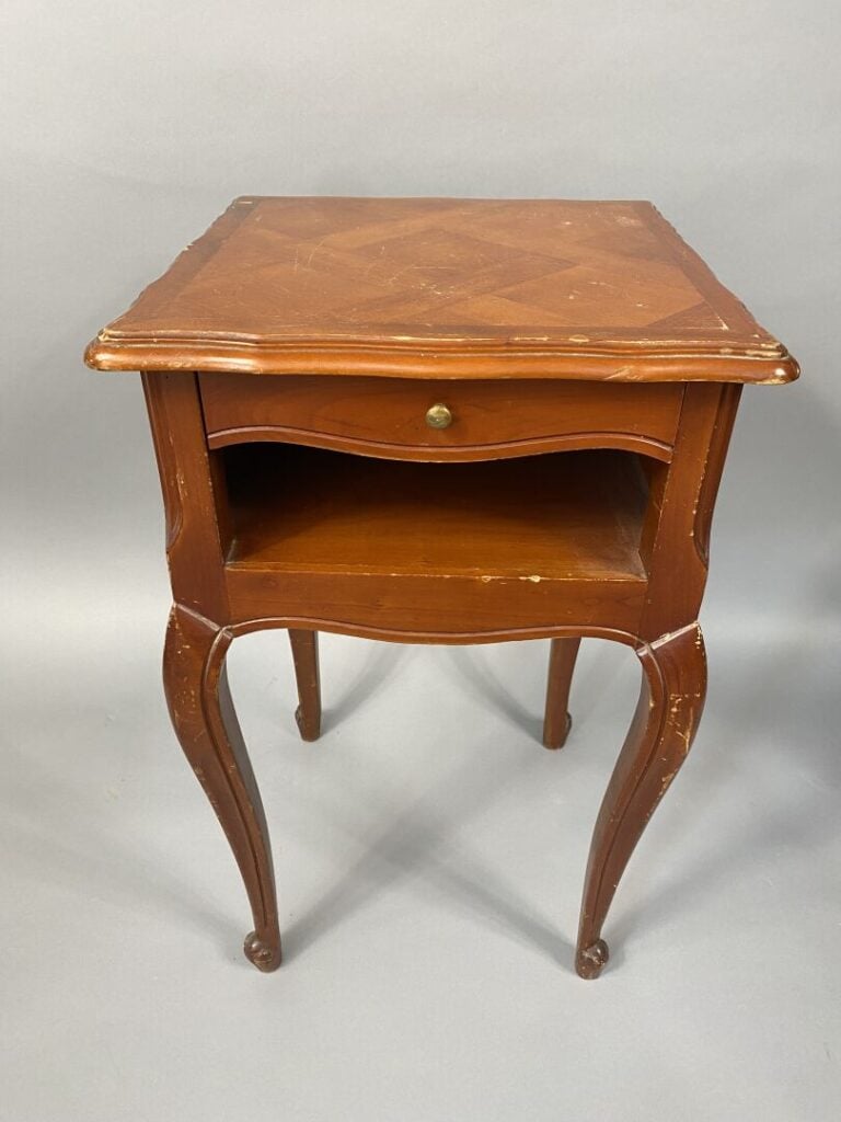 Petite table de salon en bois de placage ouvrant à un tiroir en ceinture, le pl…