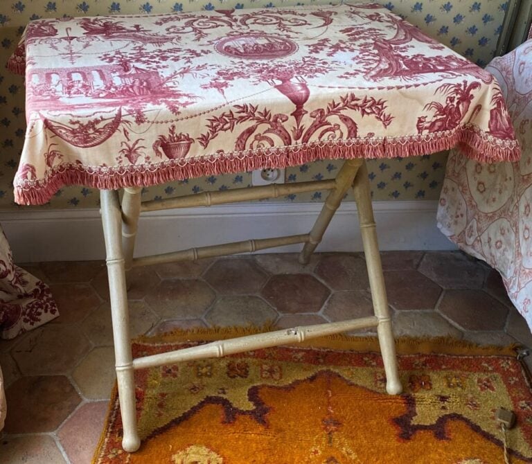 Petite table pliante en bois laqué crème et sculpté à l'imitation du bambou. -…
