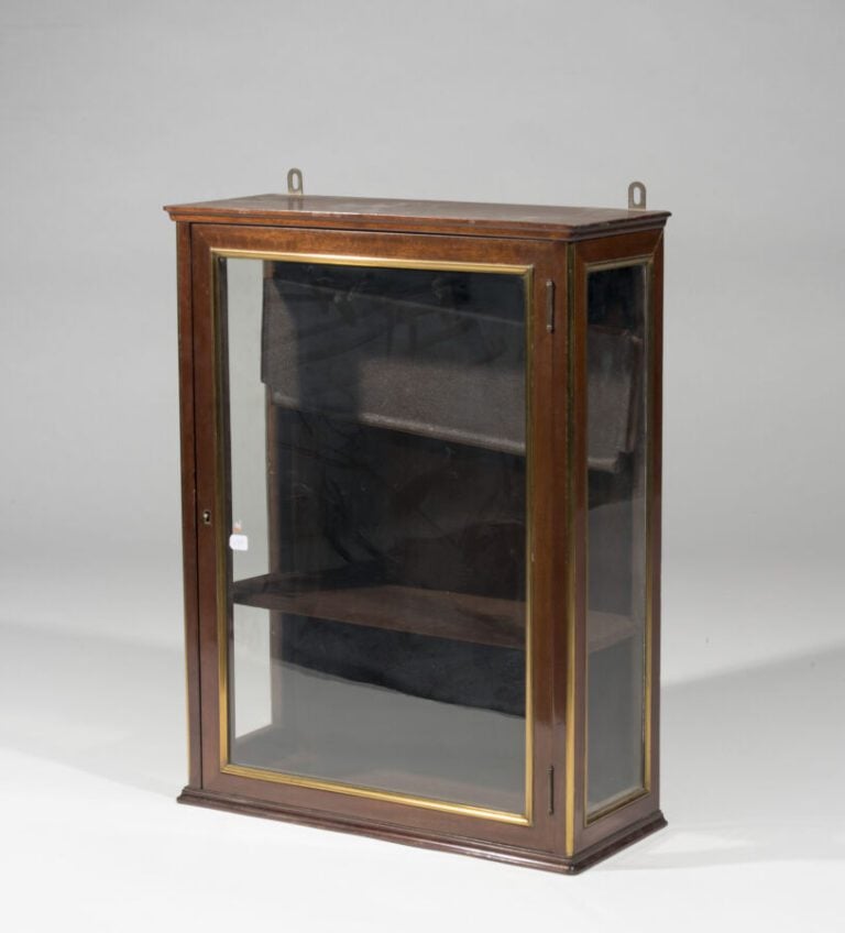 Petite vitrine en placage d'acajou ouvrant par une porte. - 58 x 63 x 20 cm