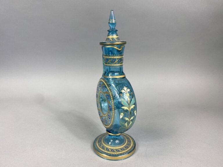 Pichet à piédouche en forme de gourde annulaire en verre bleu canard à décor ém…