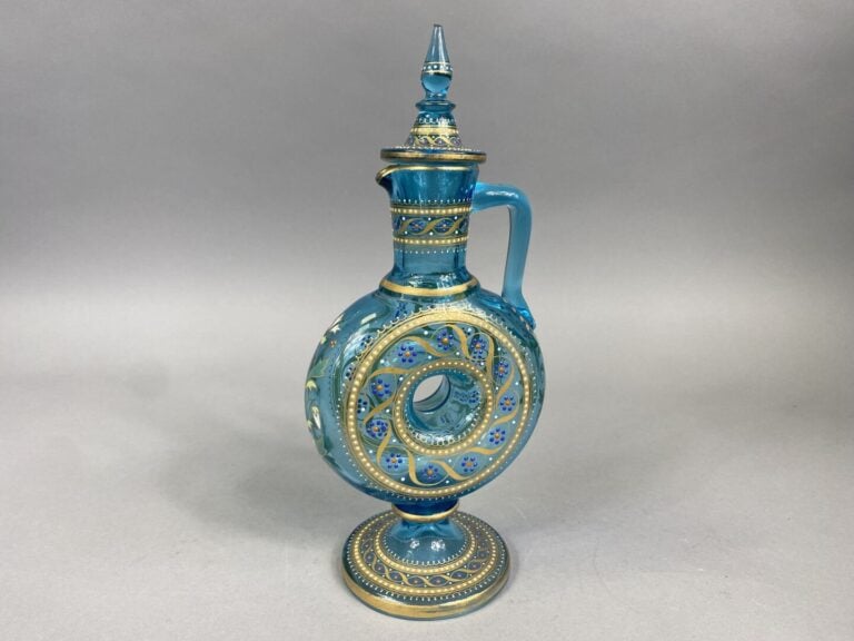 Pichet à piédouche en forme de gourde annulaire en verre bleu canard à décor ém…