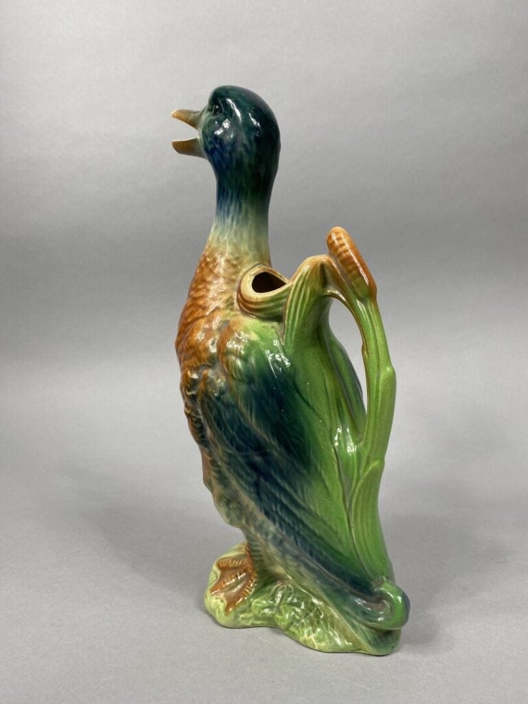 Pichet zoomorphe en barbotine figurant un canard - H : 33 cm
