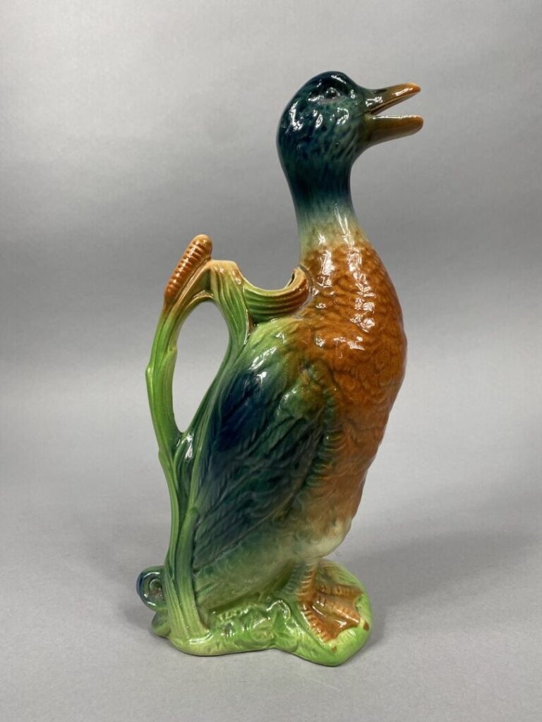 Pichet zoomorphe en barbotine figurant un canard - H : 33 cm
