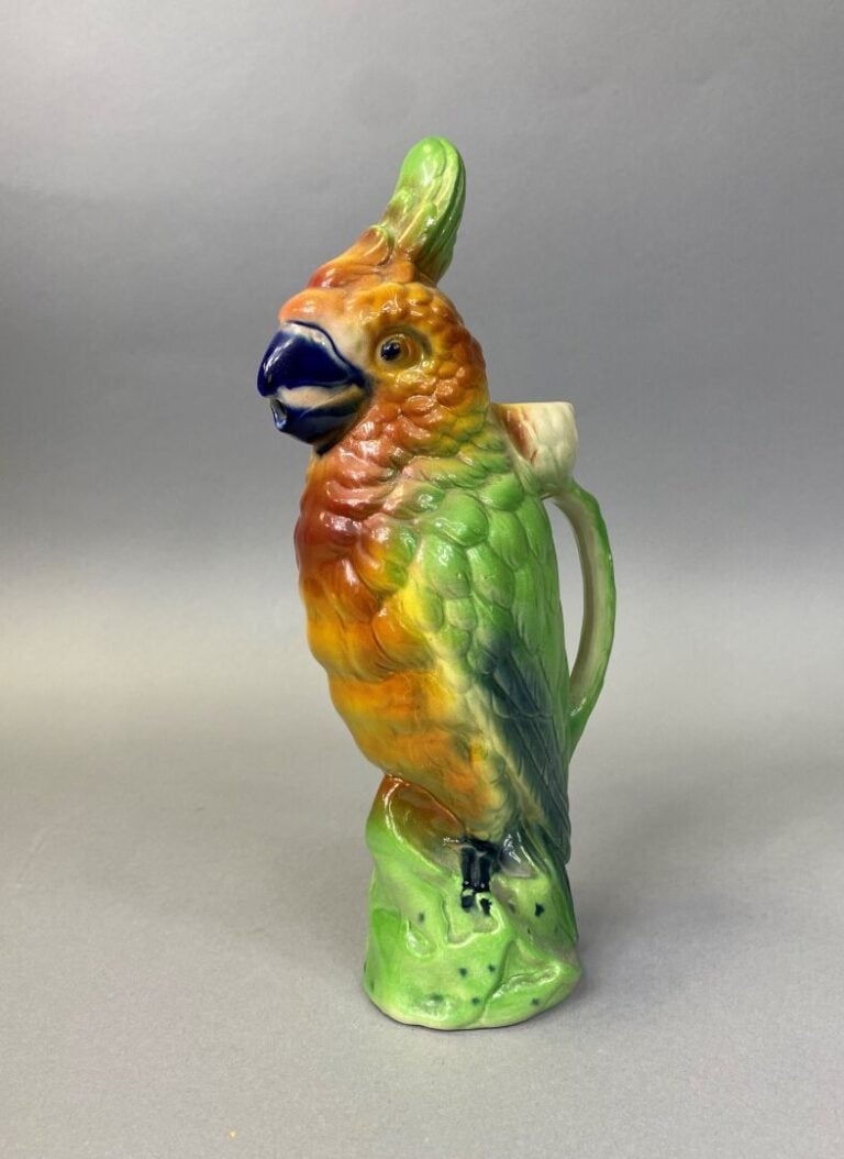 Pichet zoomorphe en barbotine figurant un Perroquet - H: 32 cm - (petits éclats…