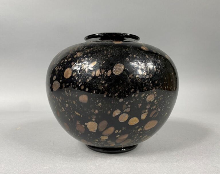 PIERINI - BIOT - Vase boule à talon et col aplati en verre noir à inclusions av…