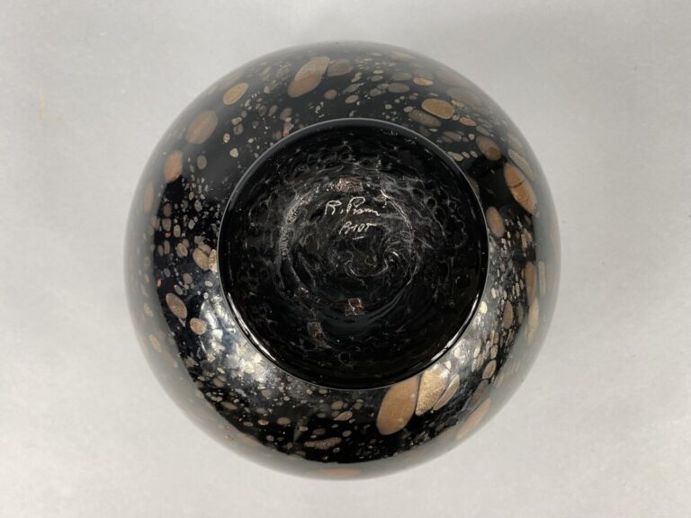PIERINI - BIOT - Vase boule à talon et col aplati en verre noir à inclusions av…