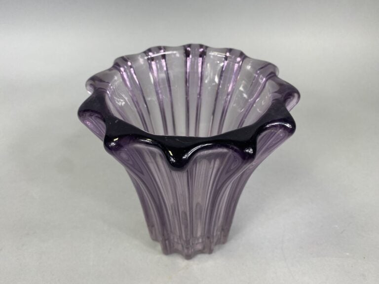 Pierre D'AVENS - Vase en verre violet moulé à côtes en relief - Signé P. D'AVEN…