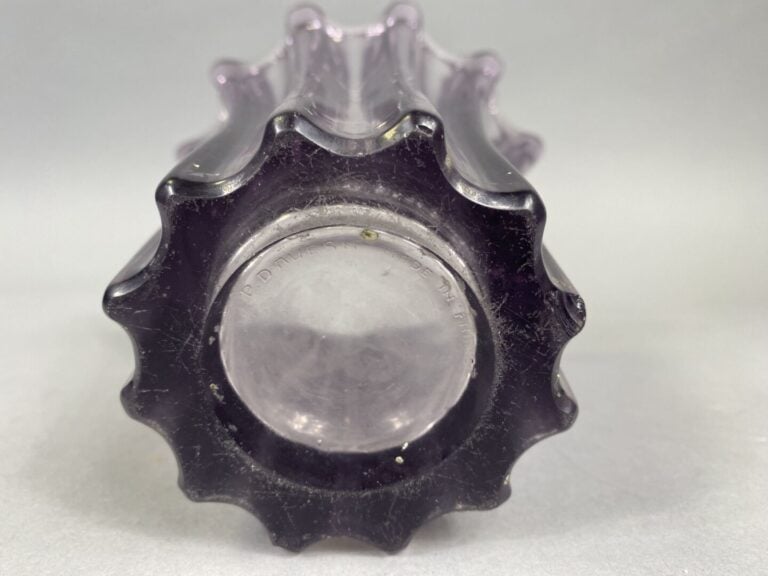 Pierre D'AVENS - Vase en verre violet moulé à côtes en relief - Signé P. D'AVEN…