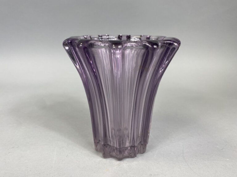 Pierre D'AVENS - Vase en verre violet moulé à côtes en relief - Signé P. D'AVEN…