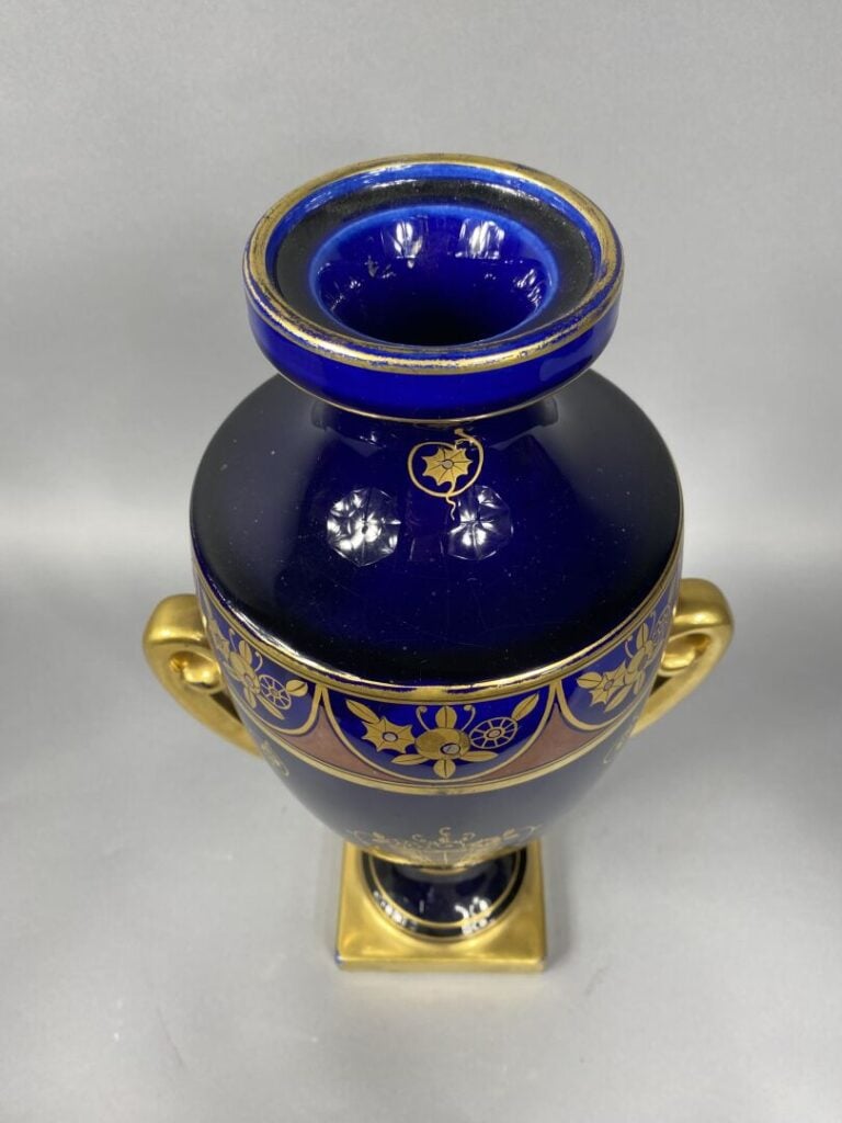 PINON-HEUZE à Tours - Vase balustre sur piédouche à anses enroulées en porcelai…