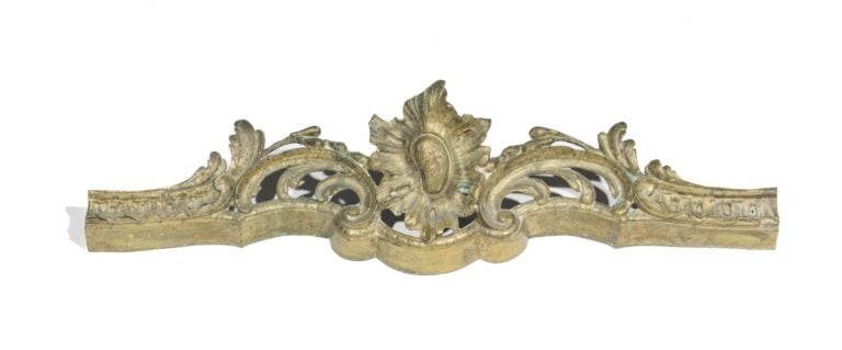 Pique cierge en bois doré, monté en lampe - A trois pieds griffes - Hauteur : 4…