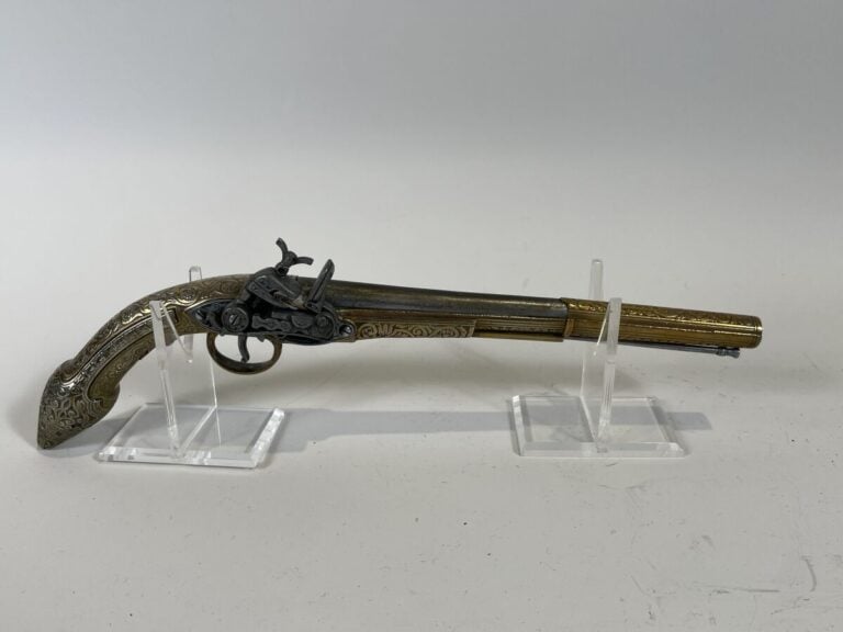 Pistolet à silex en acier et cuivre à décor de fleurs. Afrique du Nord XIXème -…