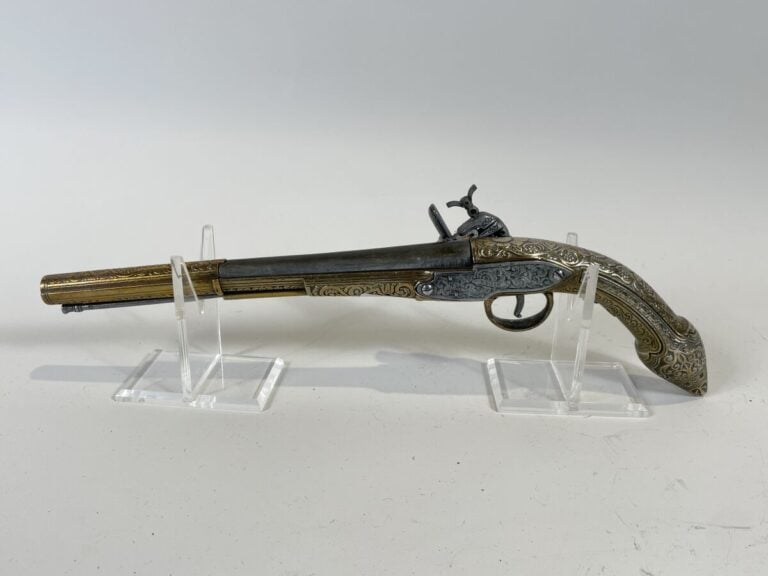 Pistolet à silex en acier et cuivre à décor de fleurs. Afrique du Nord XIXème -…