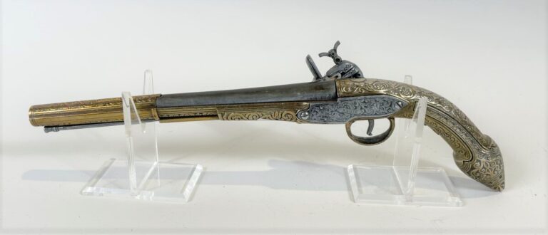 Pistolet à silex en acier et cuivre à décor de fleurs. Afrique du Nord XIXème -…
