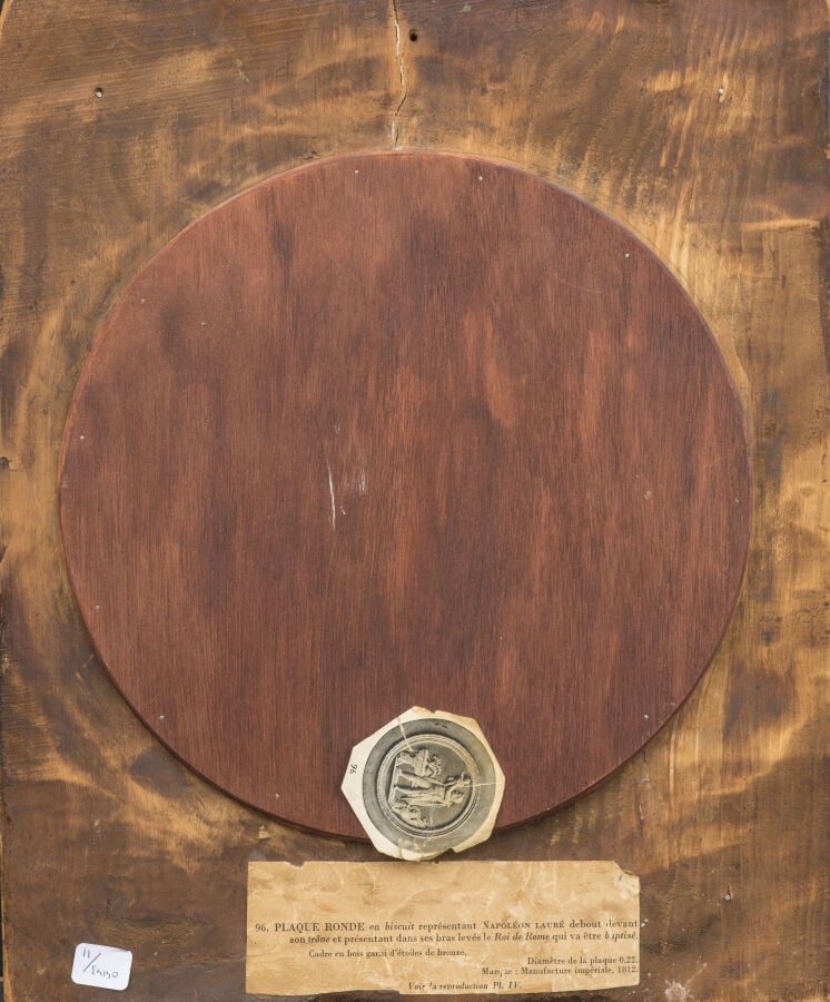 Plaque ronde en porcelaine dans le goût de Wedgwood représentant en bas relief…