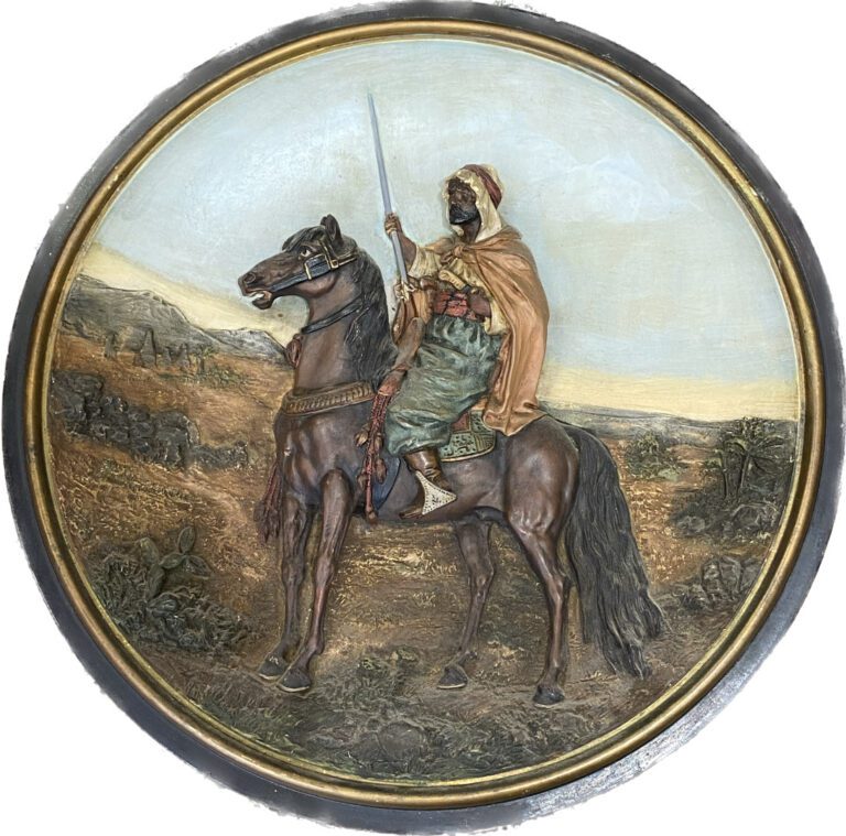 Plat en céramique polychrome à décor de cavalier arabe - On joint deux petites…