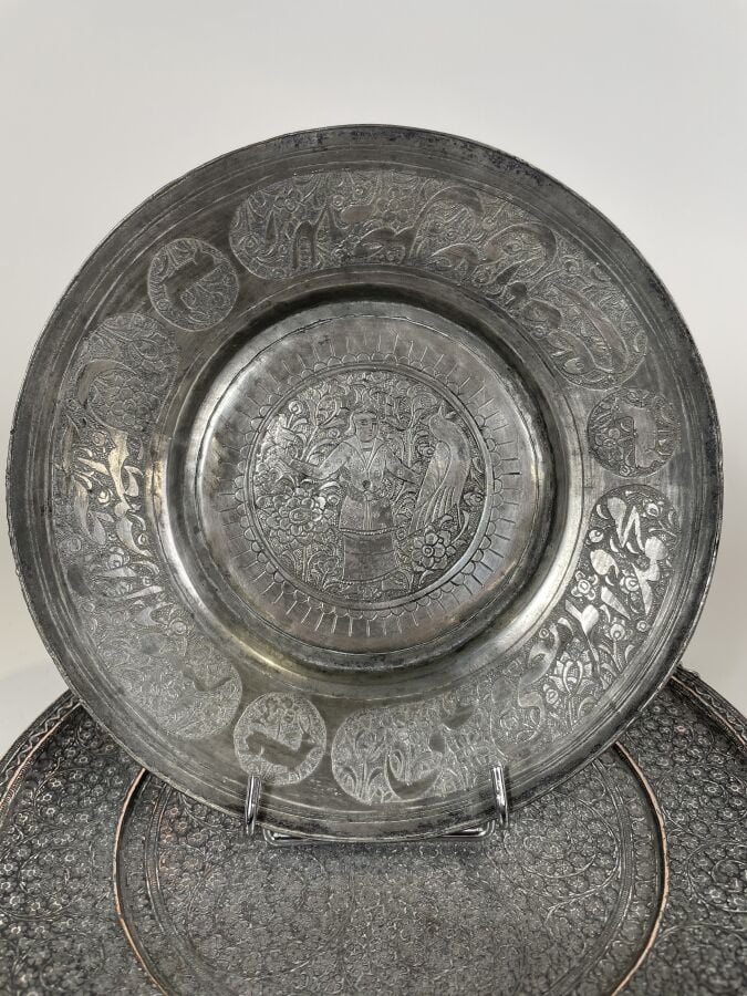 Plat en cuivre étamé à motif de mille fleurs (Diamètre : 28 cm) ; on joint un p…