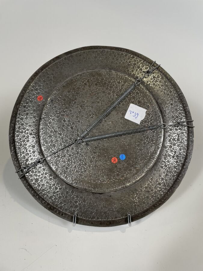 Plat en cuivre étamé à motif de mille fleurs (Diamètre : 28 cm) ; on joint un p…