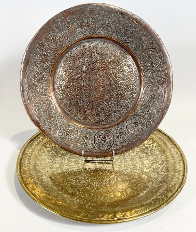 Plat rond en cuivre à décor au repoussé de fleurettes dans des réserves. Diamèt…
